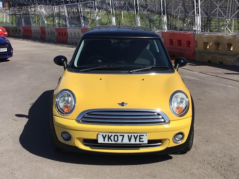 Usado Mini Cooper Hatch 120 CV (88 kW) 2007 Amarillo Utilitario