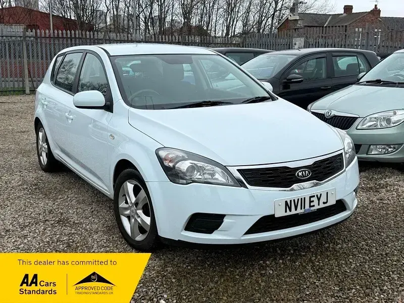 Used Kia Ceed 2011 White Hatchback