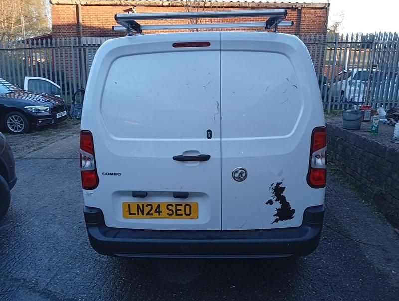 Second-hand Vauxhall Combo 100 CP (73 kW) 2024 Alb Monovolum