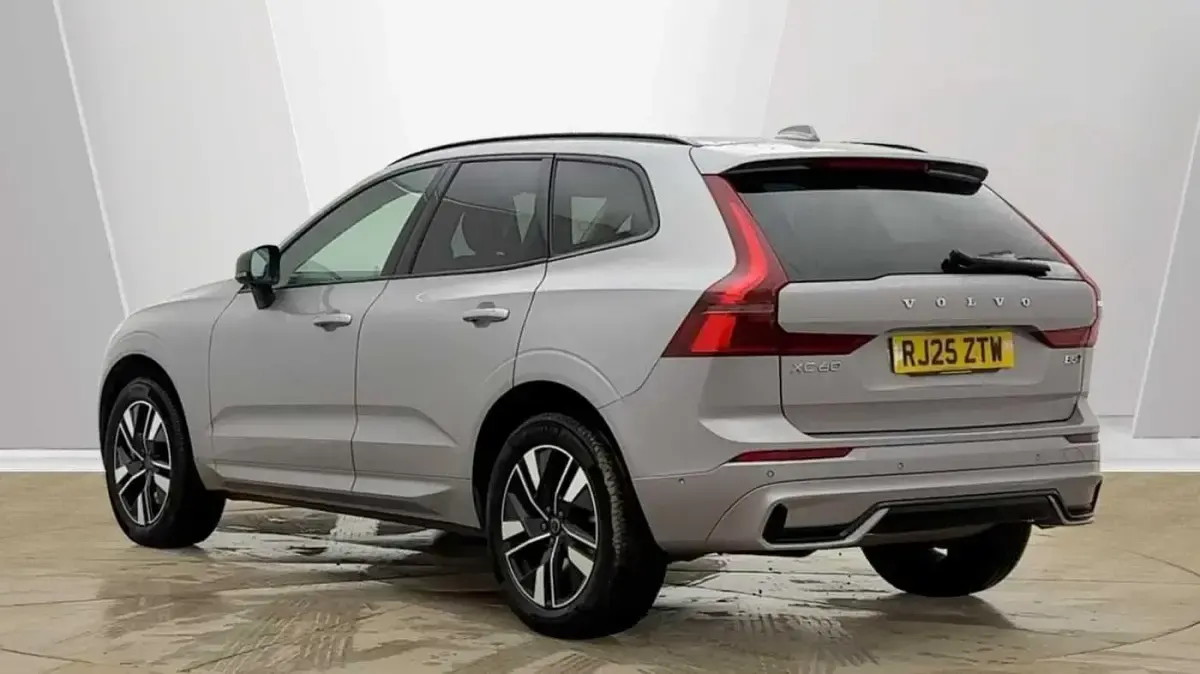 Usado Volvo XC60 Plus 247 HP (181 kW) 2025 Prateado SUV
