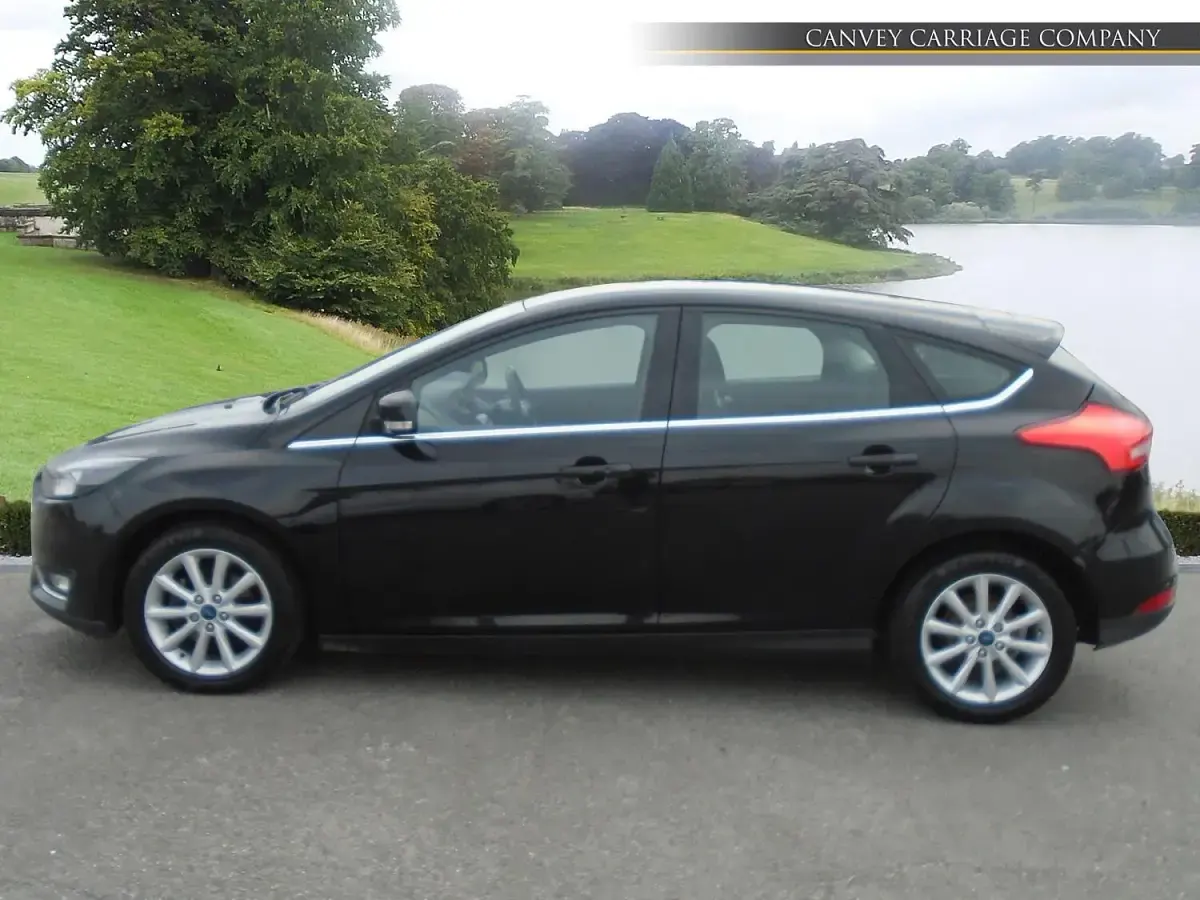 Usado Ford Focus Titanium 125 CV (91 kW) 2018 Negro Utilitario