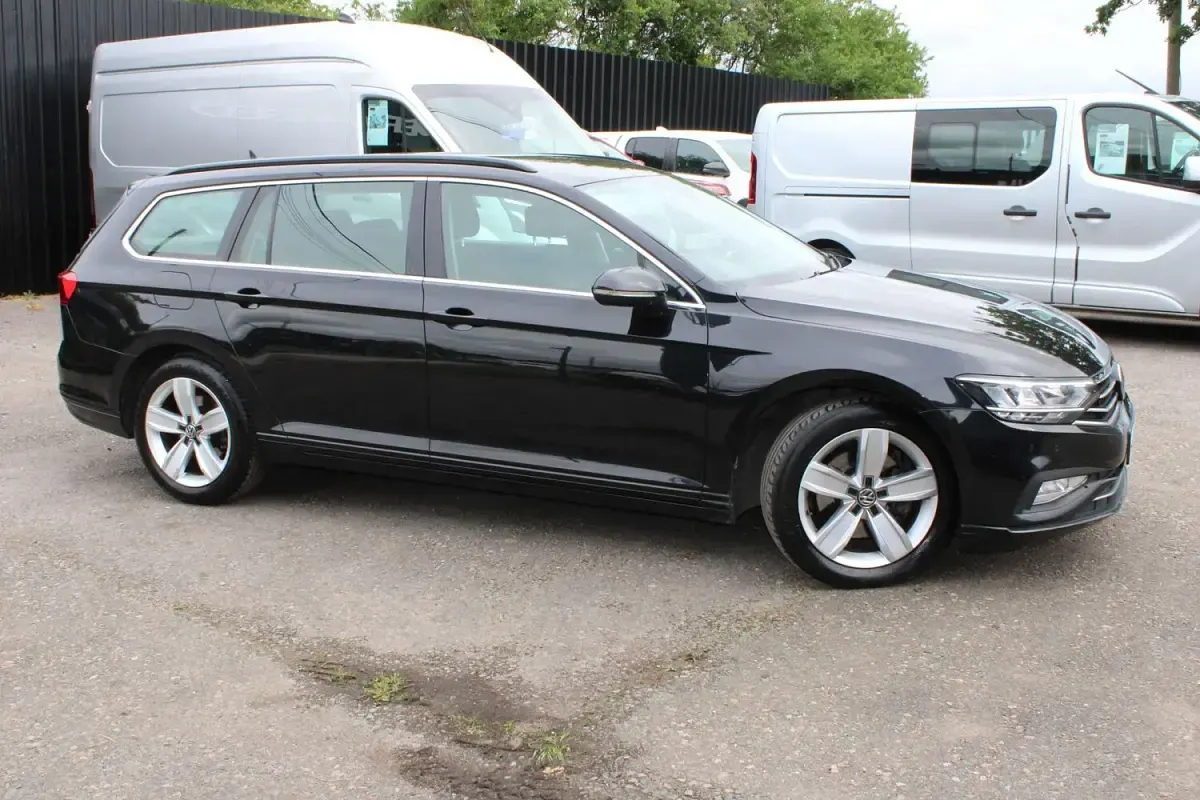 Used VW Passat SE 150 HP (110 kW) 2020 Black Estate