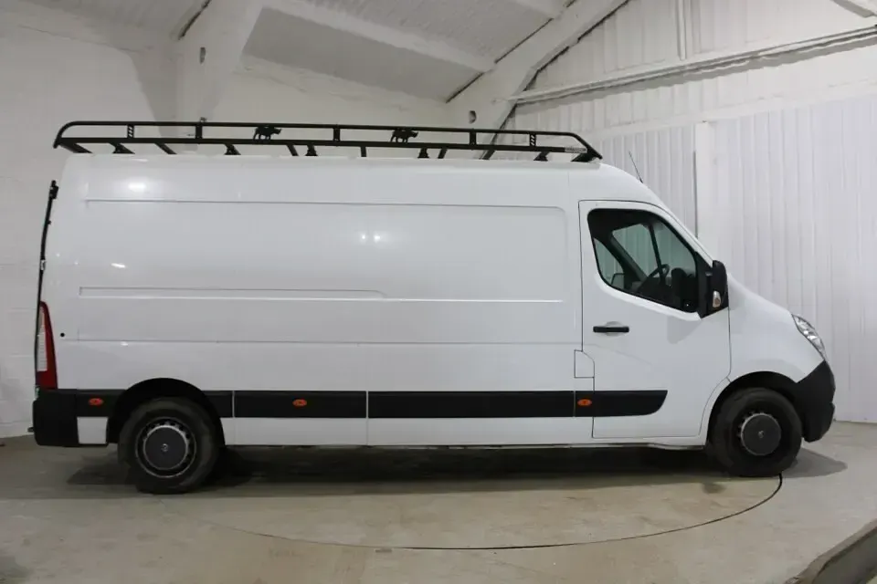 Used Vauxhall Movano 125 HP (91 kW) 2016 White MPV
