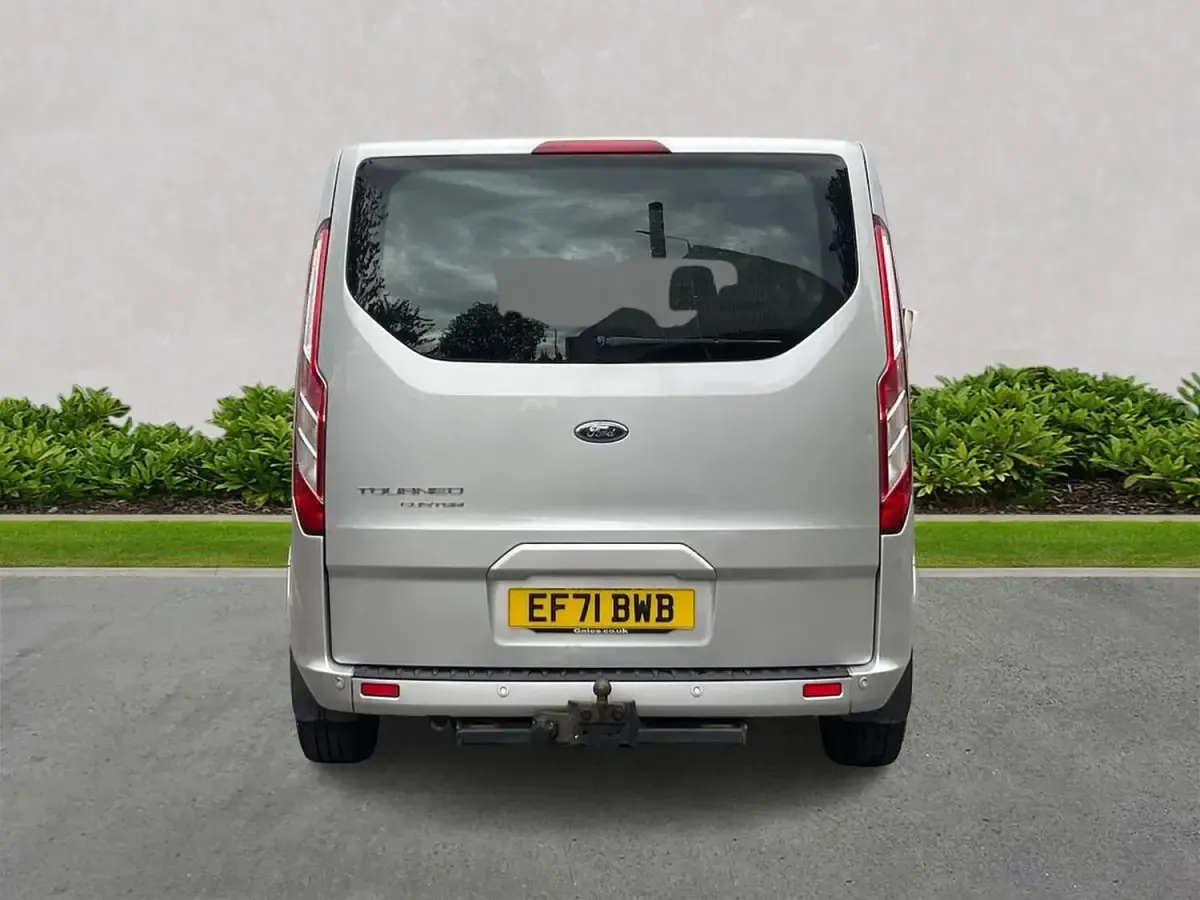 Usado Ford Tourneo Titanium 130 CV (95 kW) 2022 Plateado Monovolumen