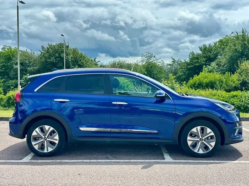 Used Kia Niro 147 kW (201 HP) 2021 Blue SUV