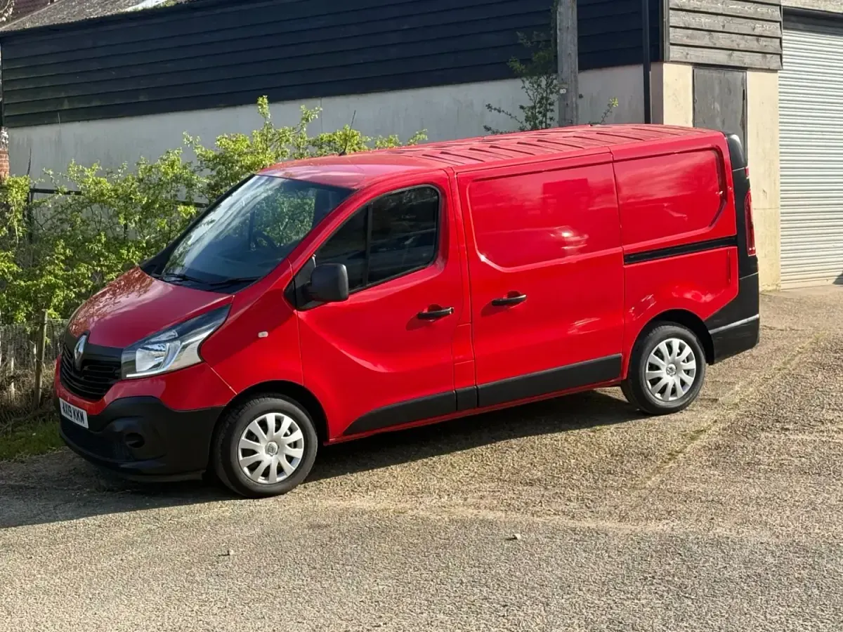 Begagnad Renault Trafic Business 2019 Röd Minibuss