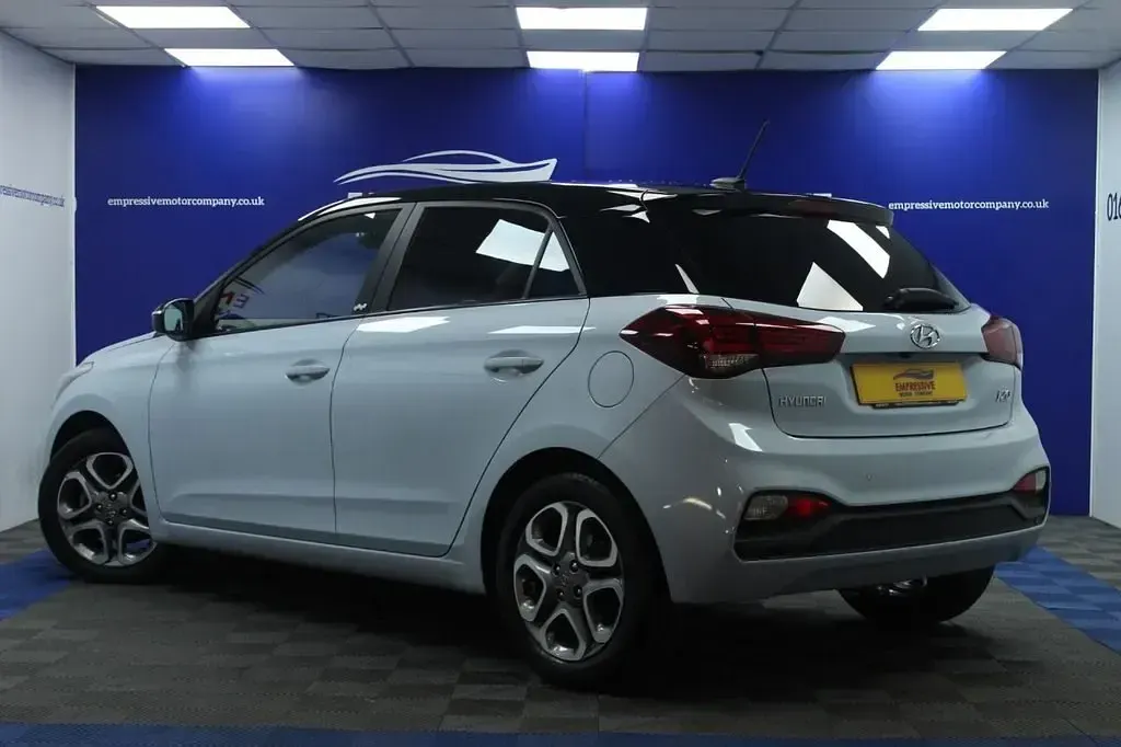 Usado Hyundai i20 84 CV (61 kW) 2019 Gris Utilitario