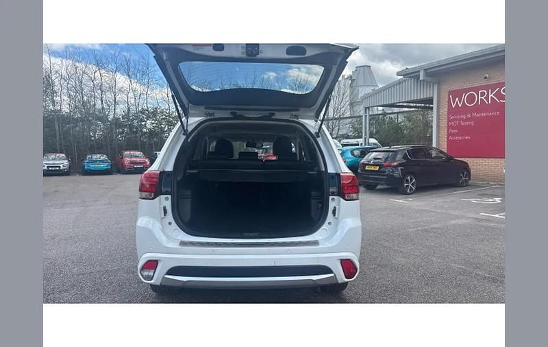 Used Mitsubishi Outlander P-HEV 199 HP (146 kW) 2016 White SUV