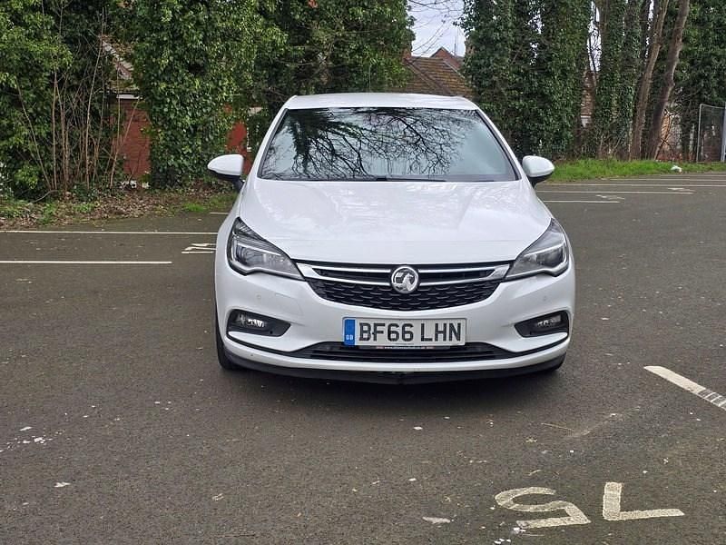 Used Vauxhall Astra SRi 136 HP (100 kW) 2017 White Hatchback