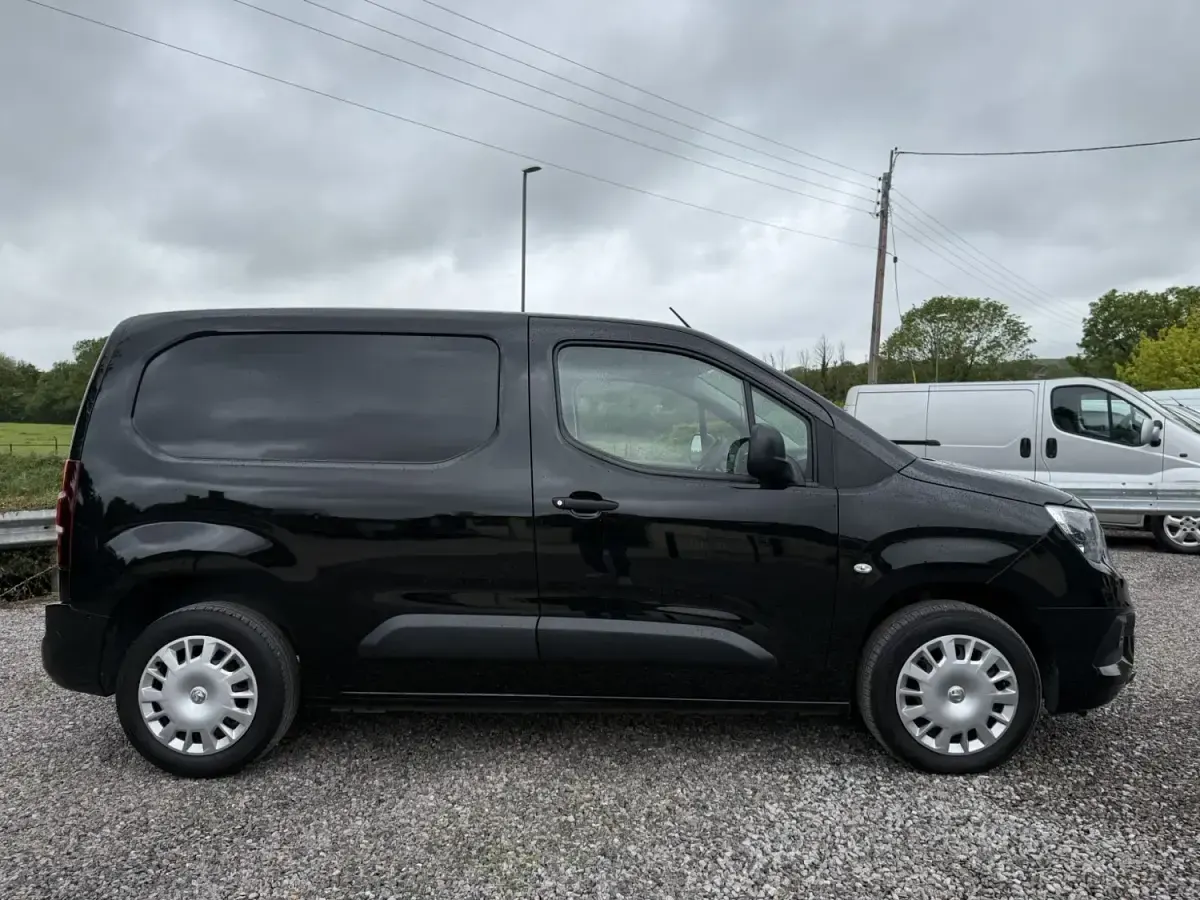 Begagnad Vauxhall Combo Sportive 100 HK (73 kW) 2020 Svart Minibuss