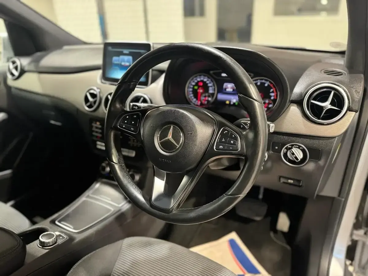 Used Mercedes B180 Premium 122 HP (89 kW) 2015 White Hatchback