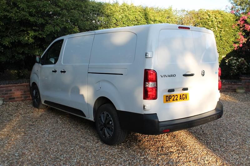 Second-hand Vauxhall Vivaro 100 CP (73 kW) 2022 Alb Monovolum