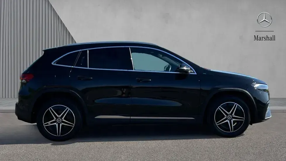 Begagnad Mercedes EQA250 AMG line 139 kW (190 HK) 2022 Svart SUV