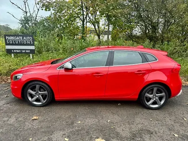 Used Volvo V40 R-Design 115 HP (84 kW) 2015 Red Hatchback