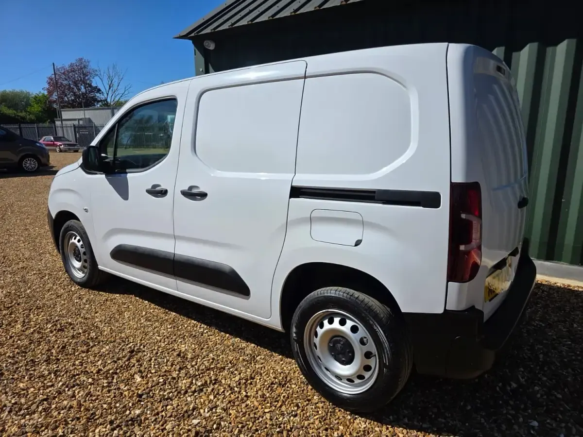 Usado Peugeot Partner Premium 131 HP (96 kW) 2024 Branco Monovolume