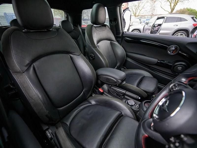 Used Mini John Cooper Works Hatch 231 HP (169 kW) 2018 White Hatchback