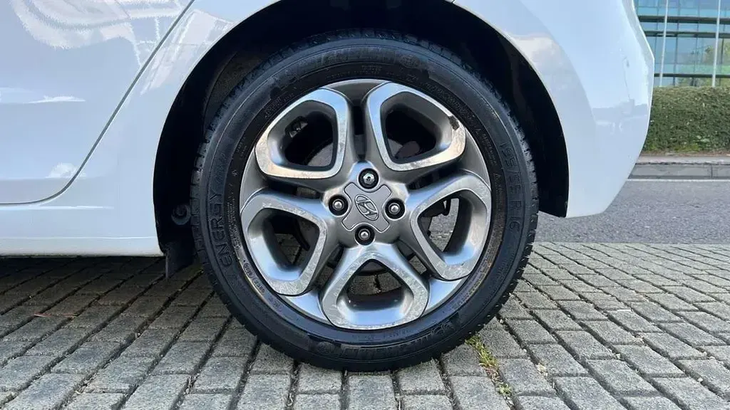 Używany Hyundai i20 83 KM (61 kW) 2020 Biały Hatchback