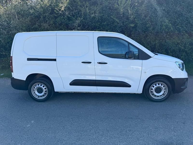 Used Vauxhall Combo 100 HP (73 kW) 2021 White MPV
