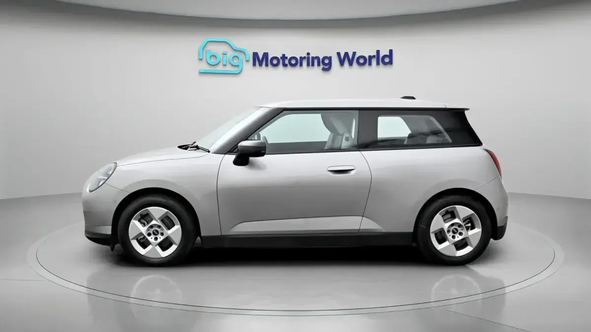 Begagnad Mini Cooper Classic 135 kW (184 HK) 2025 Silver Halvkombi