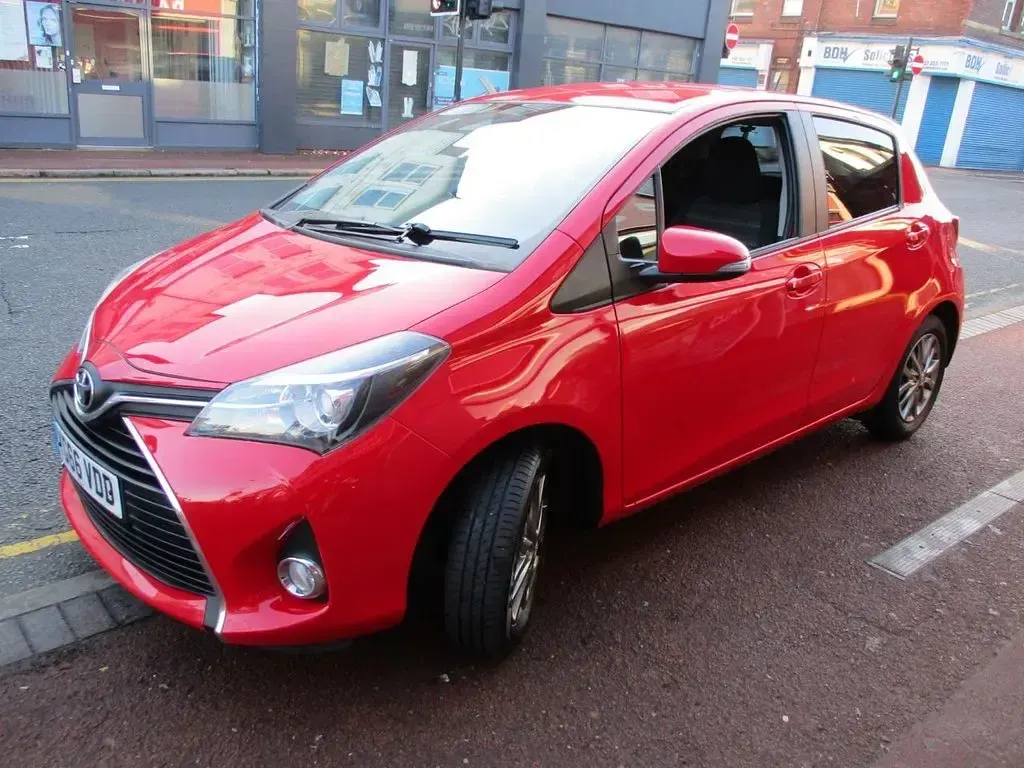 Używany Toyota Yaris 99 KM (72 kW) 2016 Czerwony Hatchback