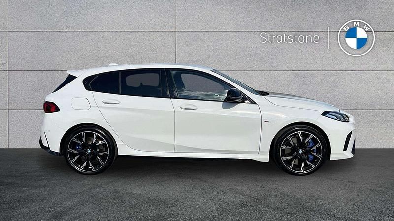 Begagnad BMW M135 Shadowline 296 HK (217 kW) 2024 Vit Halvkombi