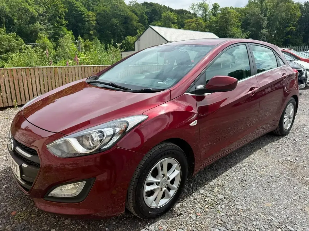 Used Hyundai i30 SE 110 HP (80 kW) 2016 Red Hatchback