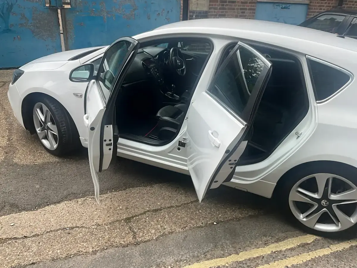 Used Vauxhall Astra Edition 2015 White Hatchback