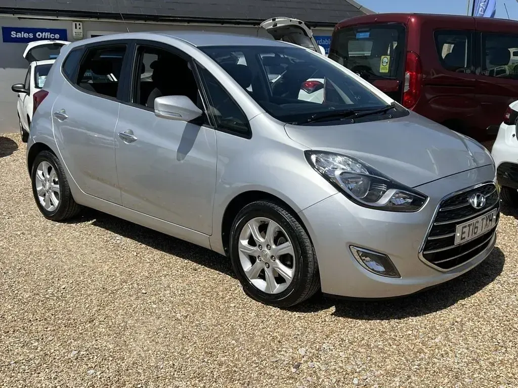 Used Hyundai ix20 SE 90 HP (66 kW) 2016 Silver Hatchback