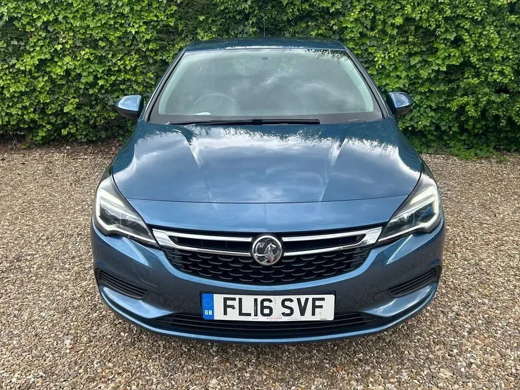 Used Vauxhall Astra Design Edition 100 HP (73 kW) 2016 Blue Hatchback