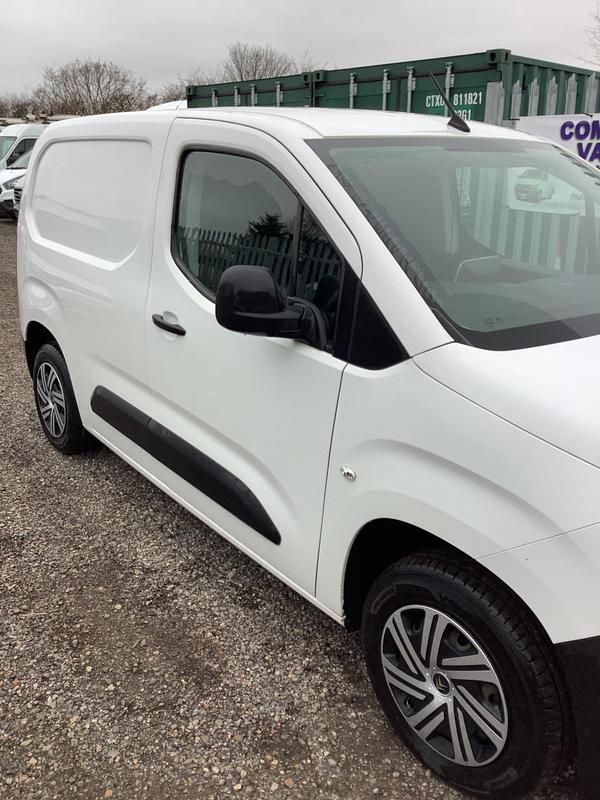 Used Citroën Berlingo 75 HP (55 kW) 2019 White MPV