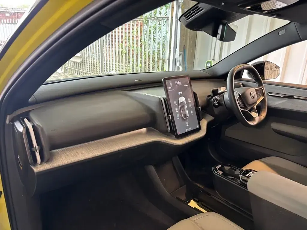 Usado Volvo EX30 Plus 200 kW (272 HP) 2024 Amarelo SUV