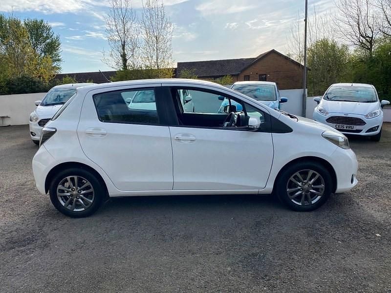 Begagnad Toyota Yaris Plus 99 HK (72 kW) 2014 Vit Halvkombi