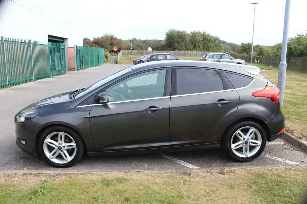 Used Ford Focus Zetec 125 HP (91 kW) 2017 Grey Hatchback