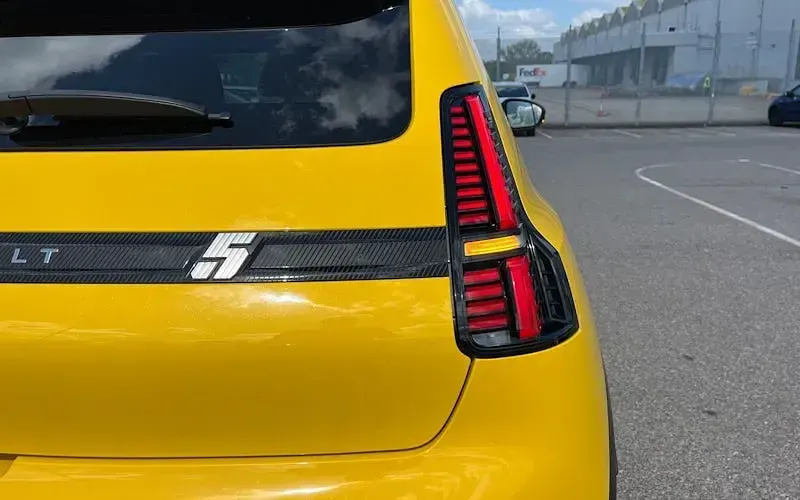 New Renault 5 E-Tech Iconic 110 kW (150 HP) 2026 Yellow Hatchback