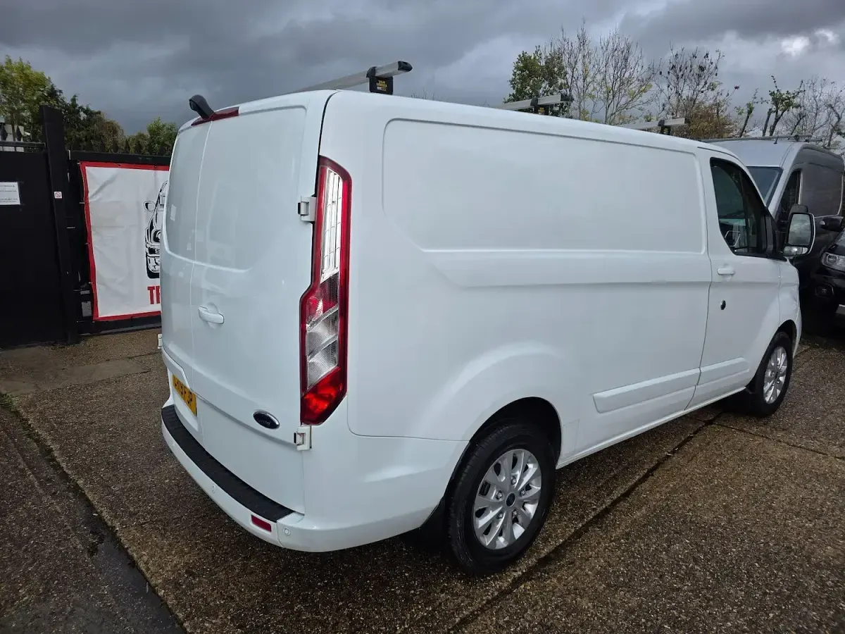 Used Ford Transit Custom Limited 130 HP (95 kW) 2019 White Van