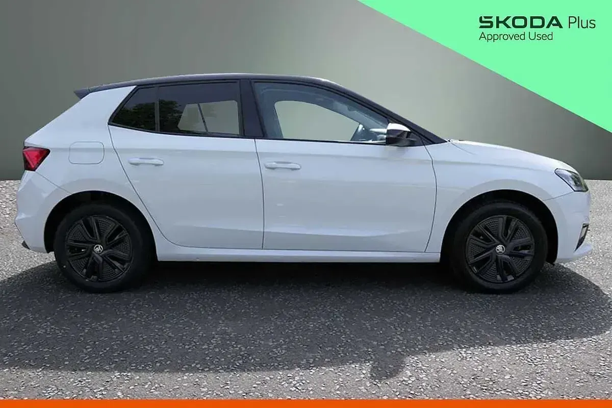 Used Skoda Fabia Colour Edition 59 HP (43 kW) 2024 Moon white metallic black magic pearl effect Hatchback