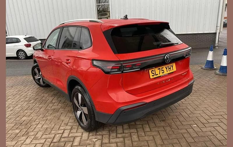 Używany VW Tiguan Match 204 KM (150 kW) 2025 Czerwony SUV