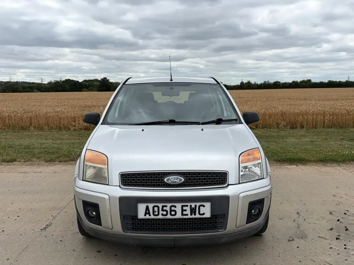 Used Ford Fusion Zetec 101 HP (74 kW) 2006 Silver Hatchback