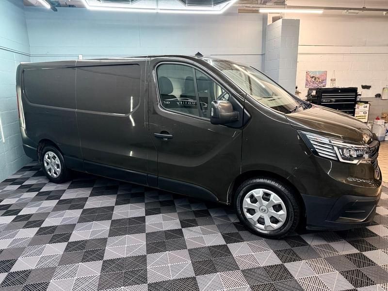 Begagnad Renault Trafic Business 2022 Brun Minibuss