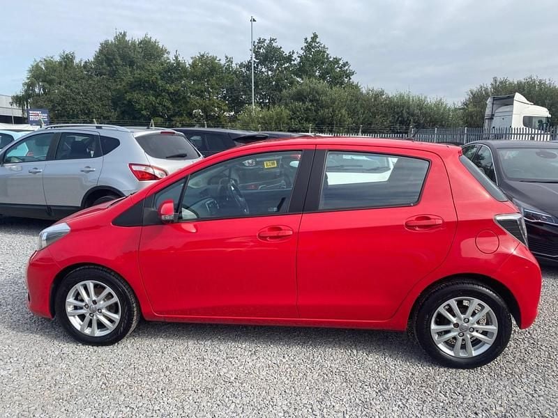 Used Toyota Yaris 90 HP (66 kW) 2014 Red Hatchback