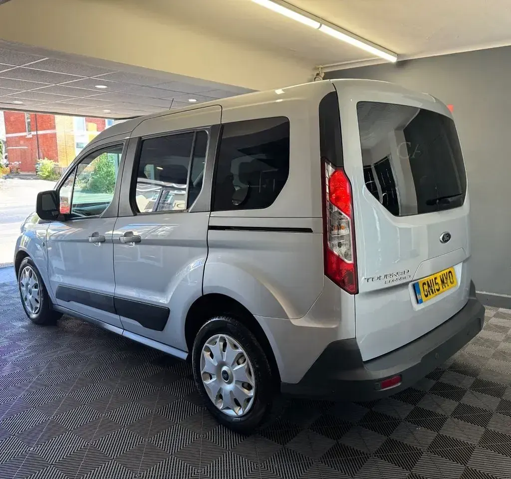Used Ford Tourneo Connect Zetec 95 HP (69 kW) 2015 Silver MPV