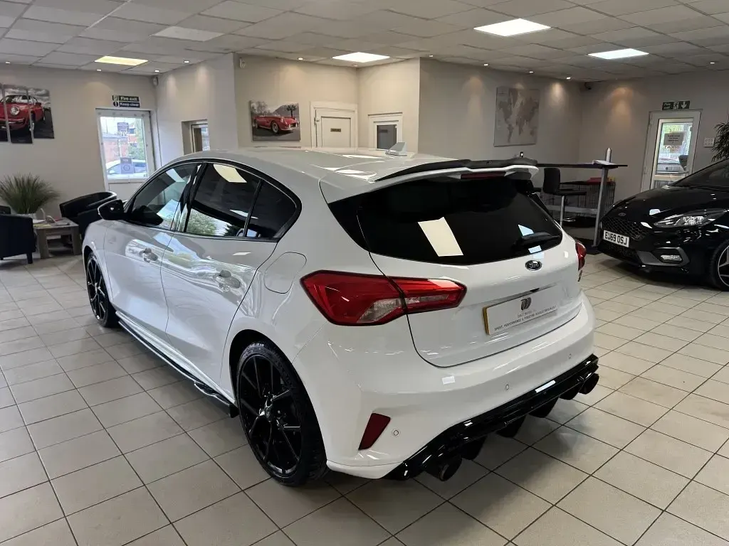 Begagnad Ford Focus ST 280 HK (205 kW) 2019 Vit Halvkombi