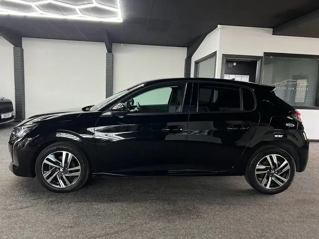 Second-hand Peugeot 208 Allure+ 100 CP (73 kW) 2023 Negru Hatchback