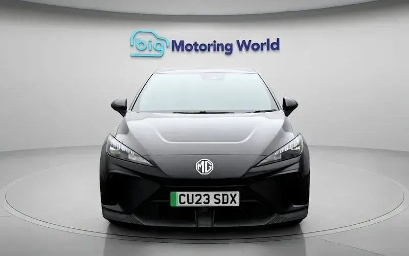 Begagnad MG MG4 EV SE 319 kW (435 HK) 2023 Svart Halvkombi