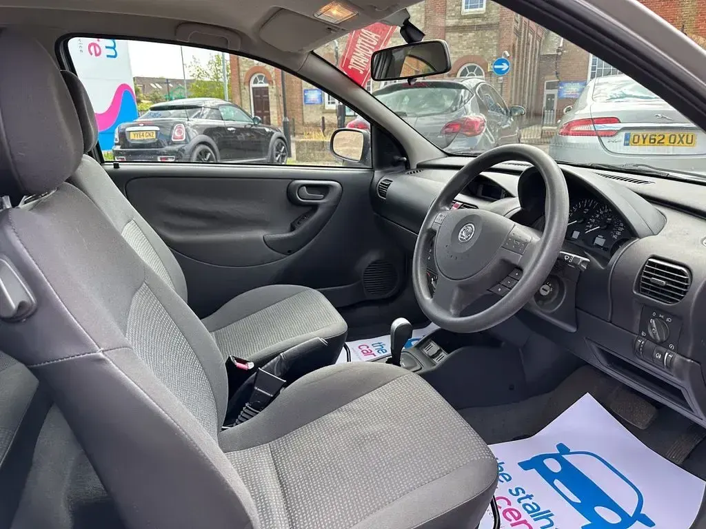 Usado Vauxhall Corsa 59 HP (43 kW) 2003 Prateado Citadino