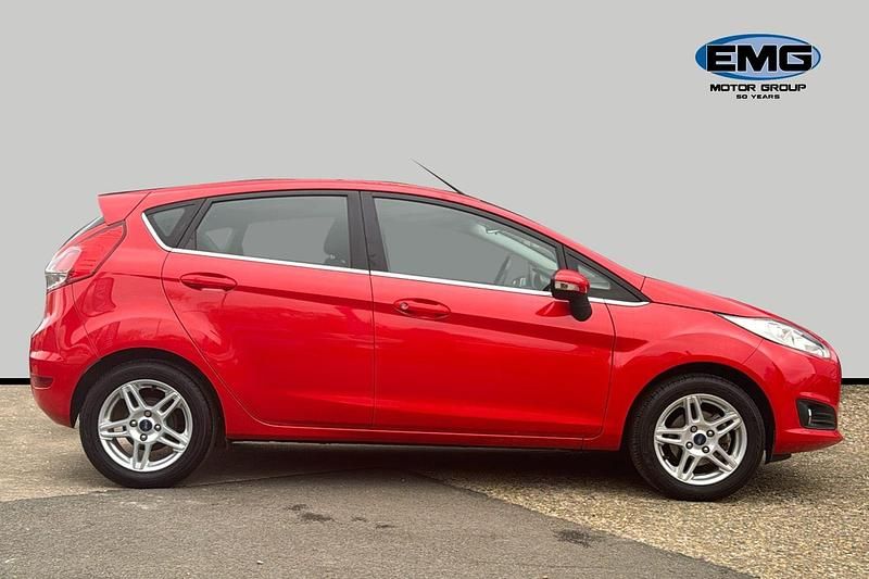 Used Ford Fiesta Zetec 105 HP (77 kW) 2013 Red Hatchback