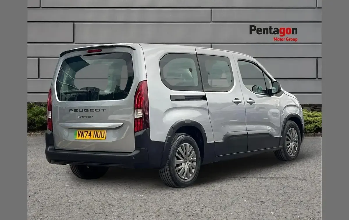 Second-hand Peugeot e-Rifter Allure 100 kW (136 CP) 2024 Gri Monovolum