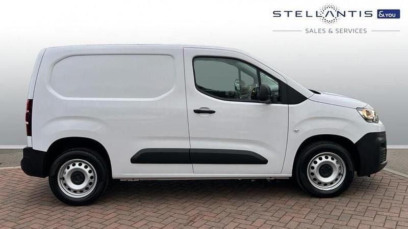 White Used 2024 Citroën Berlingo PureTech | £13,995 (Fair price) - Image 1/4