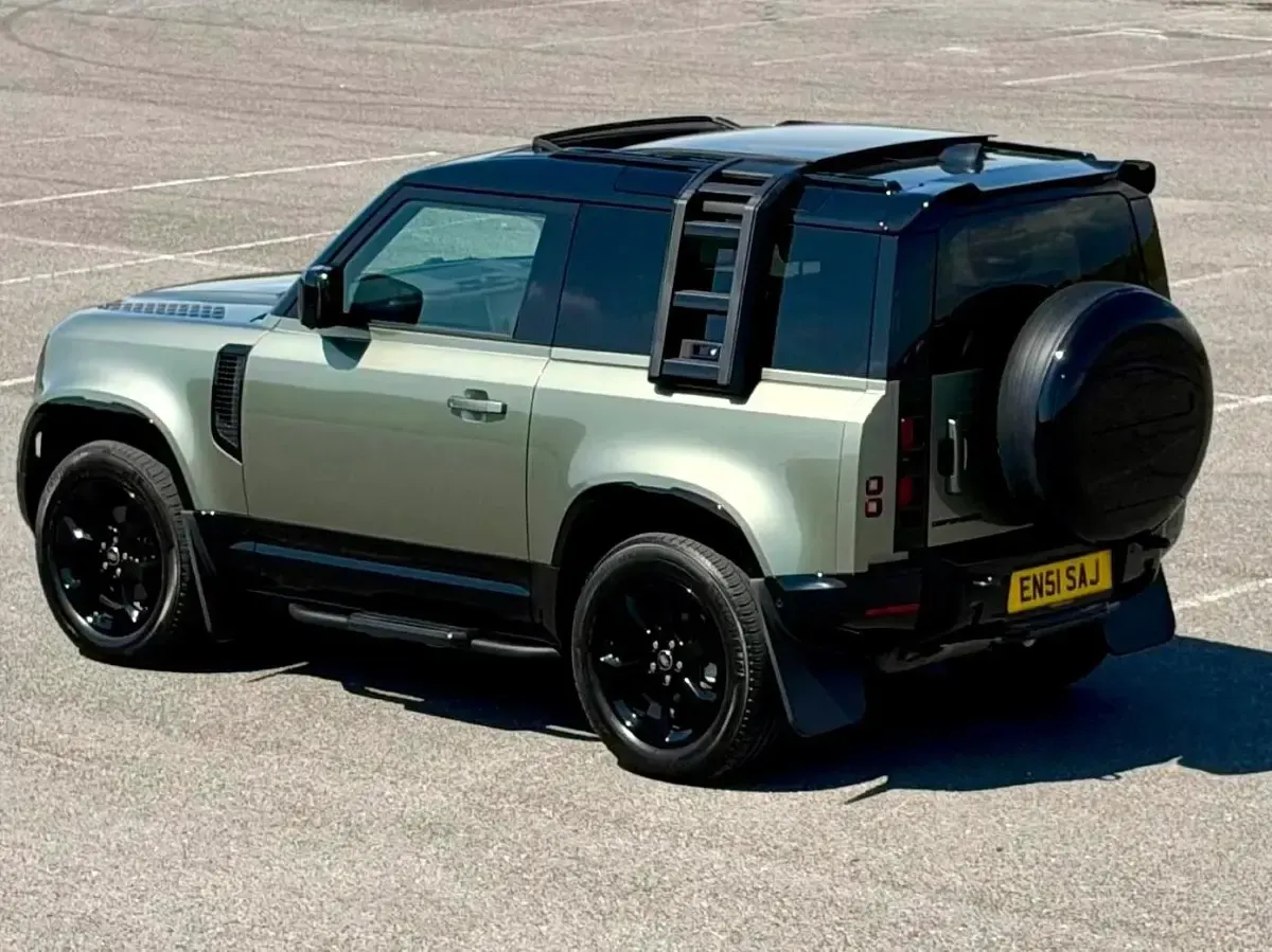 Używany Land Rover Defender HSE Dynamic 2023 Zielony SUV