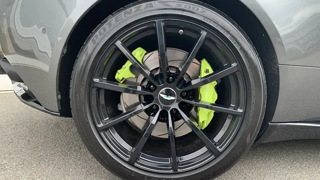 Used Aston Martin DB11 630 HP (463 kW) 2019 Silver Coupe